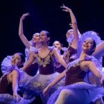 Dançarinas de balé encerram uma apresentação, na pose final da coreografia.