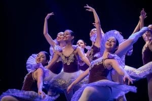 Dançarinas de balé encerram uma apresentação, na pose final da coreografia.