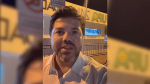 Print do vídeo em que Márcio Corrêa está em frente à UPA da Vila Esperança.