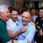 Ronaldo Caiado abraça Leandro Vilela e Sandro Mabel. Daniel Vilela ri ao lado.