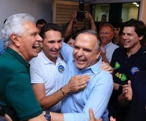 Ronaldo Caiado abraça Leandro Vilela e Sandro Mabel. Daniel Vilela ri ao lado.