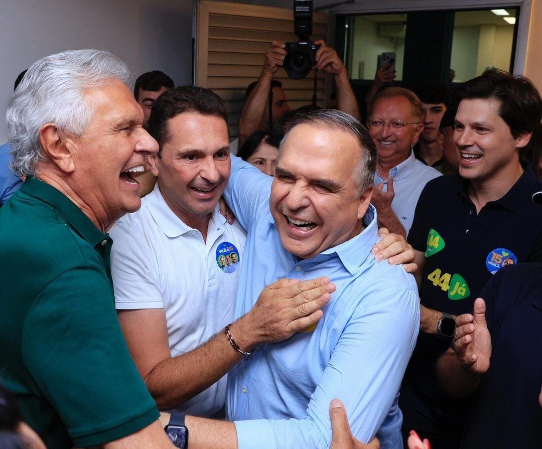 Ronaldo Caiado abraça Leandro Vilela e Sandro Mabel. Daniel Vilela ri ao lado.