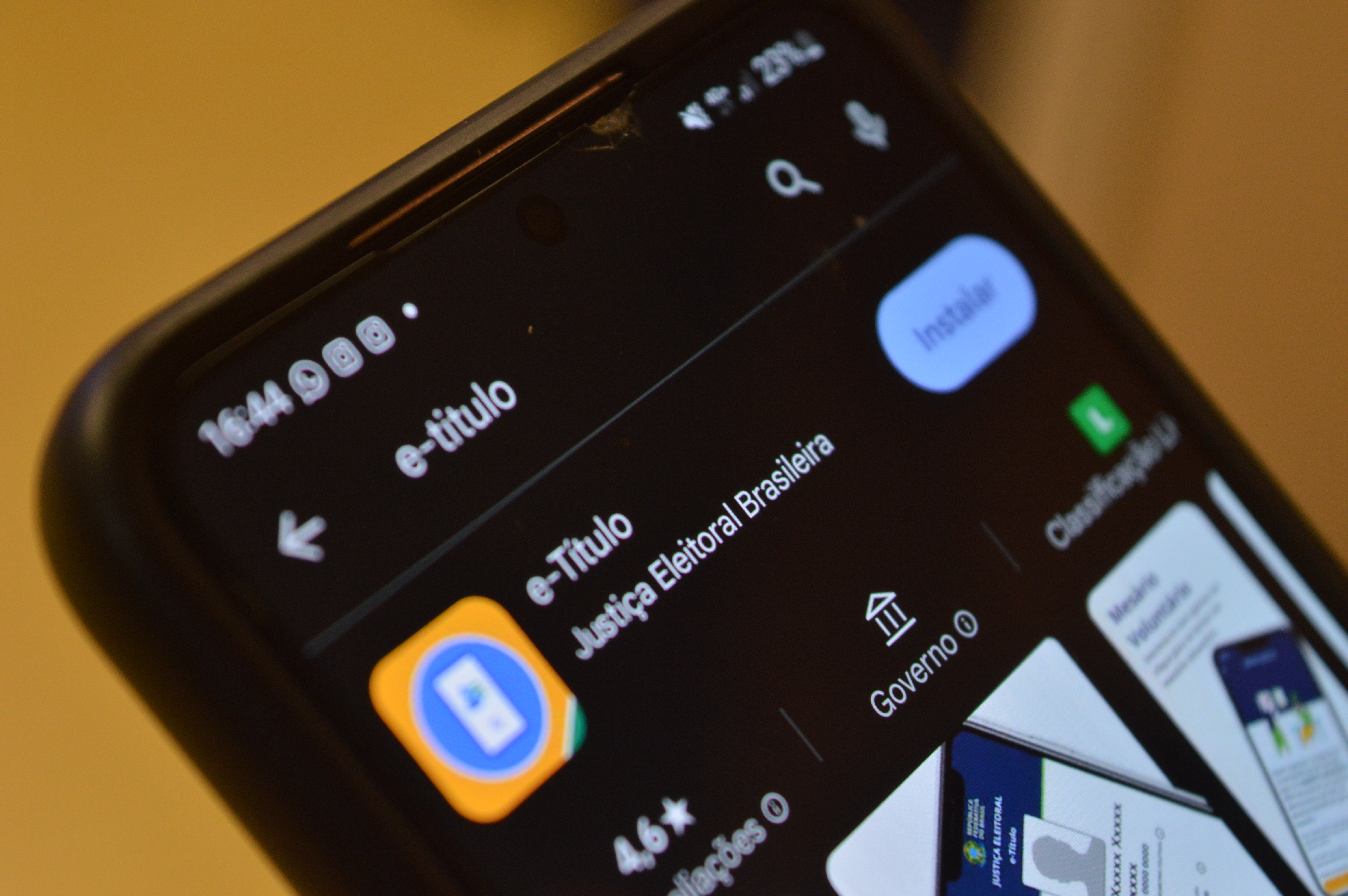 Tela de um telefone com a Play Store aberta. A pesquisa indica o app e-Título, que ainda não foi instalado.