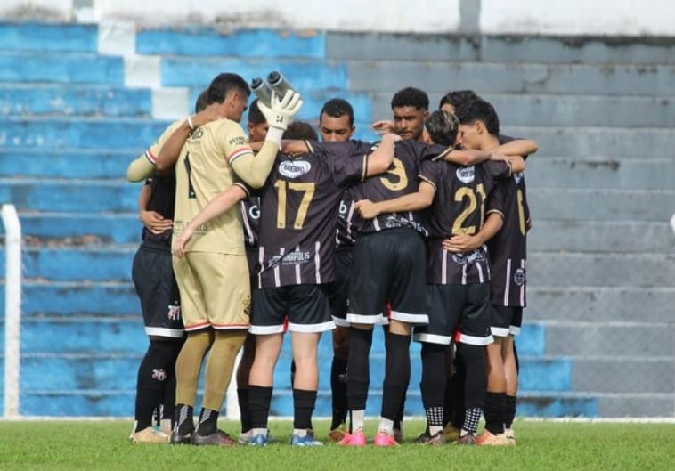 Time do Anápolis se reúne antes do jogo.
