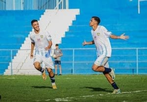 Wellington Oliveira comemora o gol marcado pelo Grêmio Anápolis nessa partida.