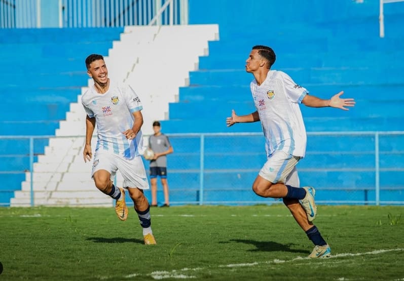 Wellington Oliveira comemora o gol marcado pelo Grêmio Anápolis nessa partida.
