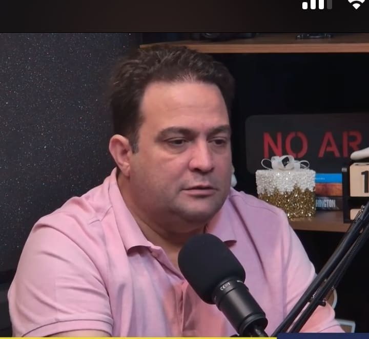 Imagem Roberto Naves de cabeça baixa dando entrevista