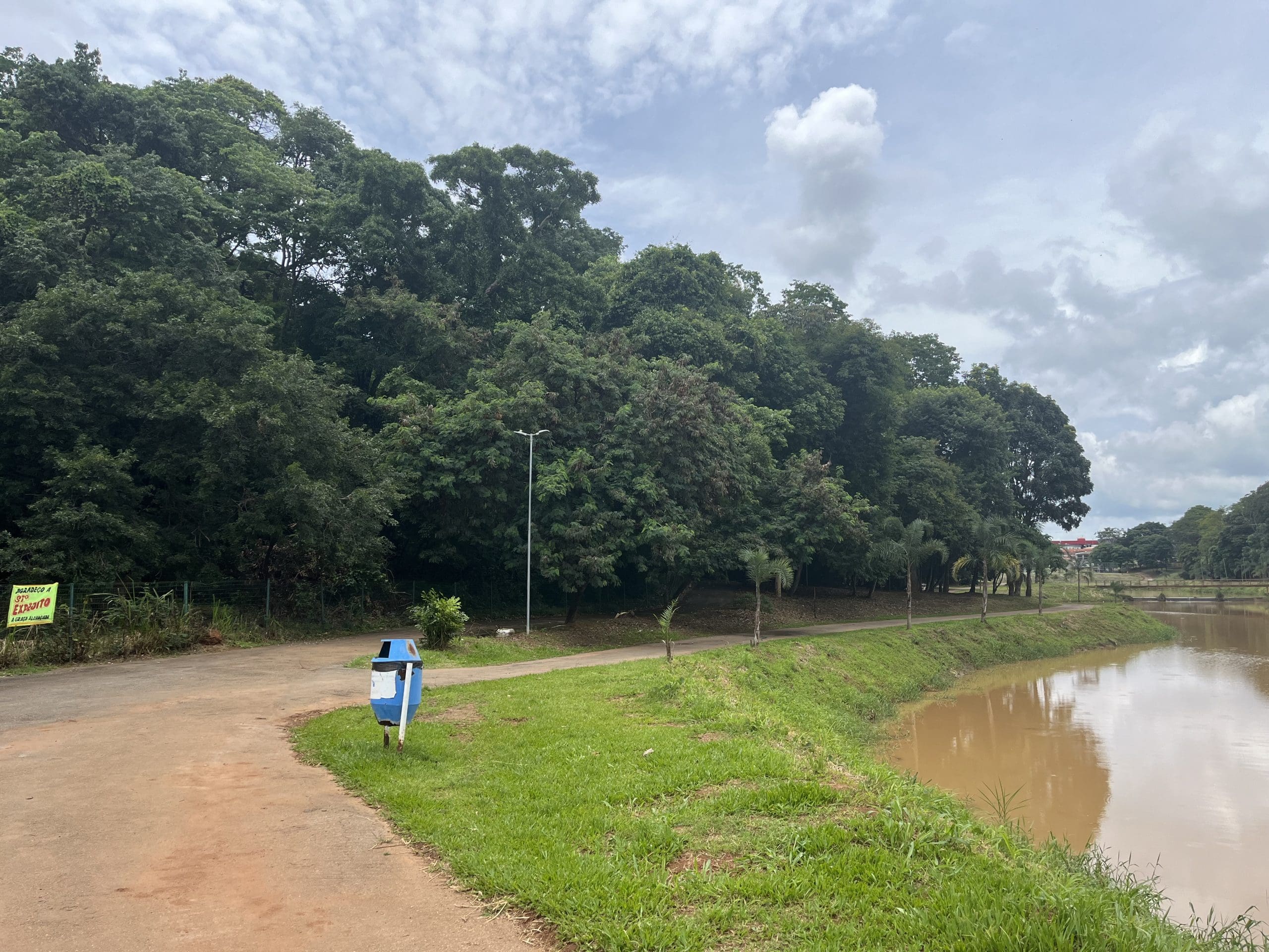 Imagem Central Parque em Anápolis, ao fundo mata frete a frente lago sujo
