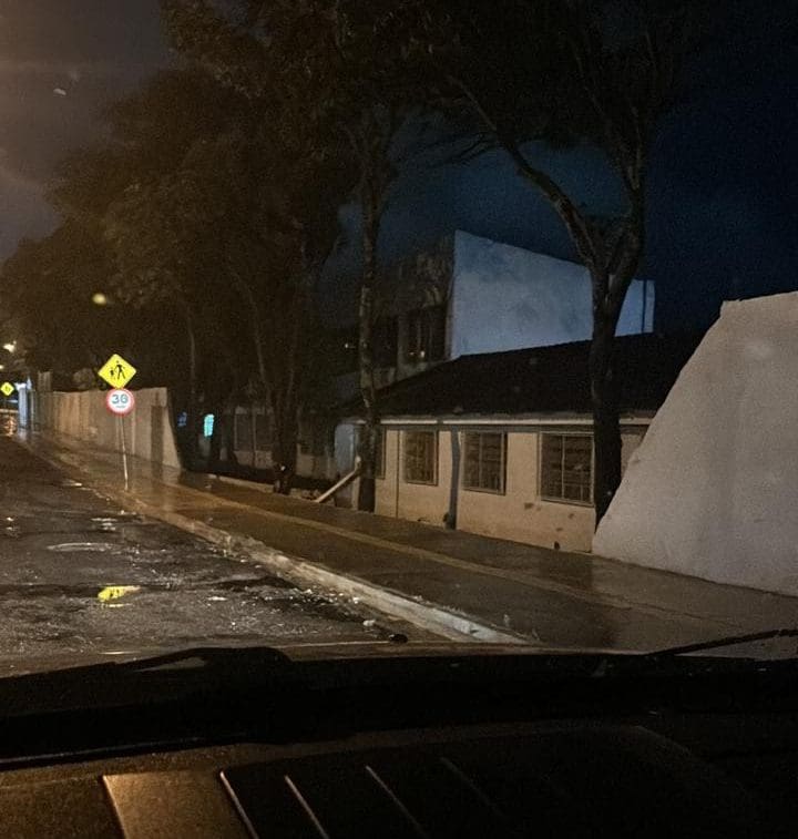 Imagem muro caído colégio estadual