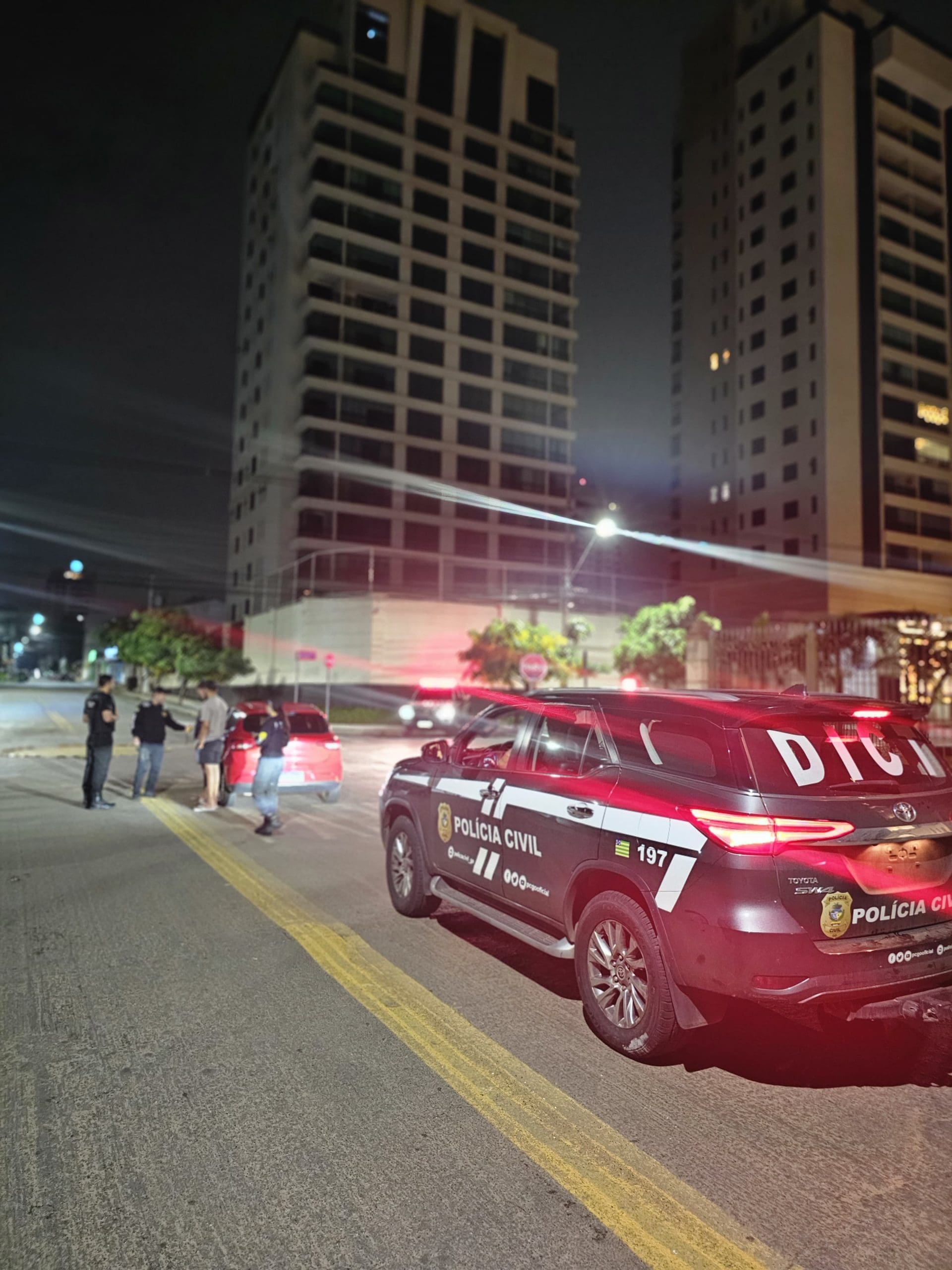 Imagem policia civil abordando motorista durante operação