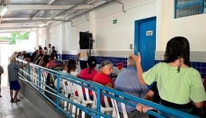 Imagem pessoas aguardando atendimento no programa Mais Justiça