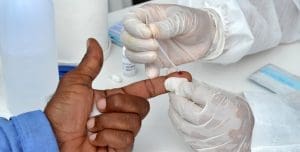 Imagem coleta de sangue no dedo
