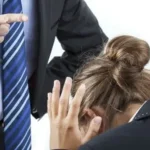 Imagem homem apontando dedo para mulher de cabeça baixa