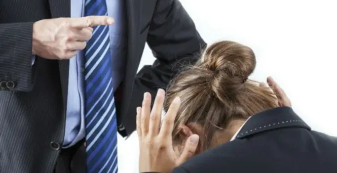 Imagem homem apontando dedo para mulher de cabeça baixa