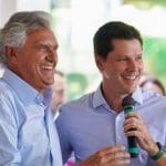 Imagem de Caiado e Daniel sorrindo para o público