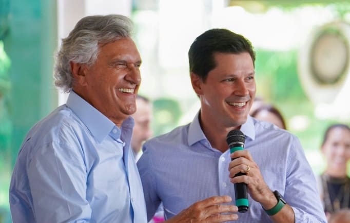 Imagem de Caiado e Daniel sorrindo para o público