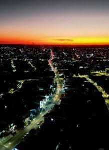 Imagem noturna da cidade de Anápolis