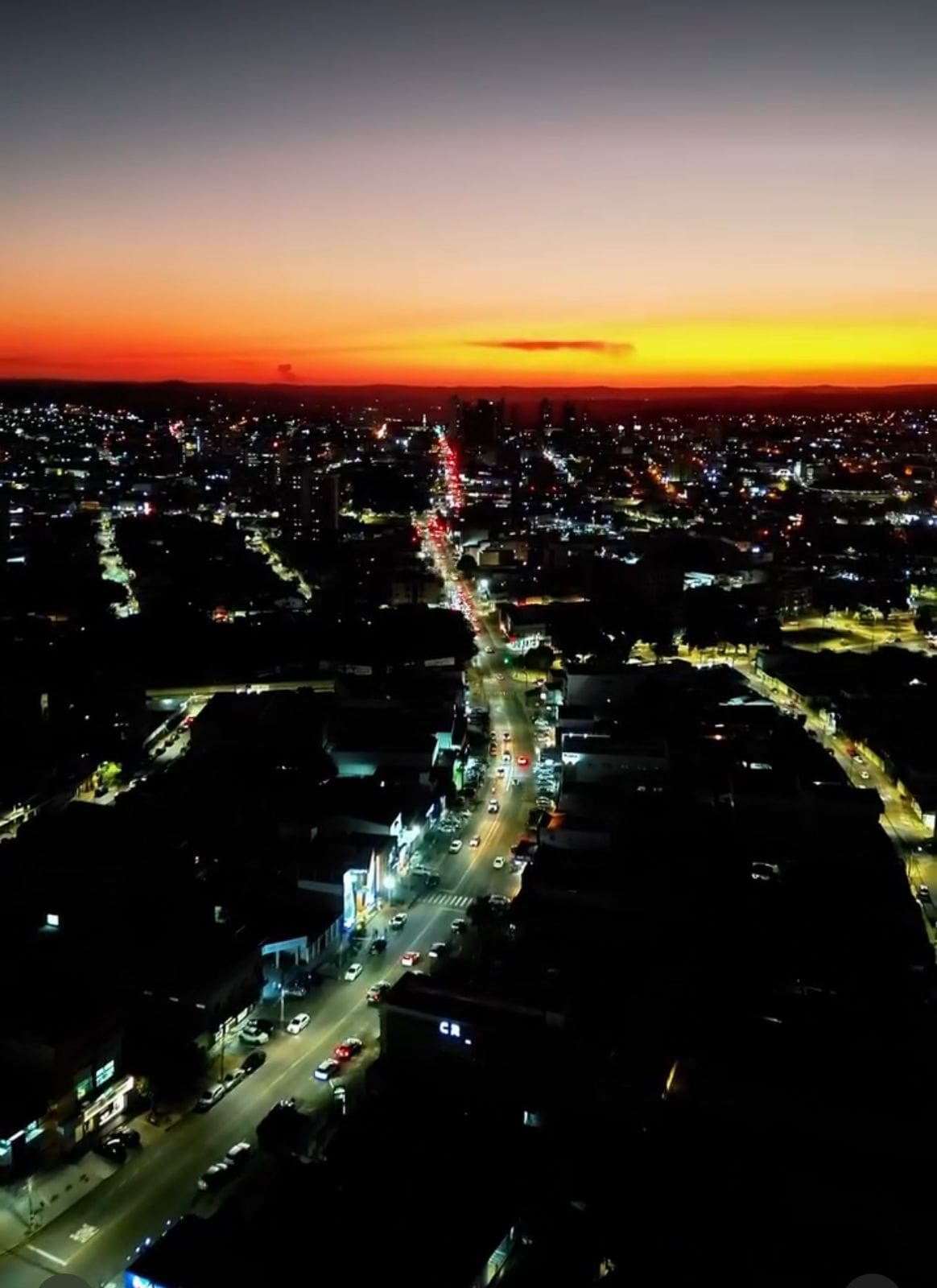 Imagem noturna da cidade de Anápolis