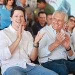 Imagem Daniel Vilela e Ronaldo Caiado sorrindo e batendo palmas