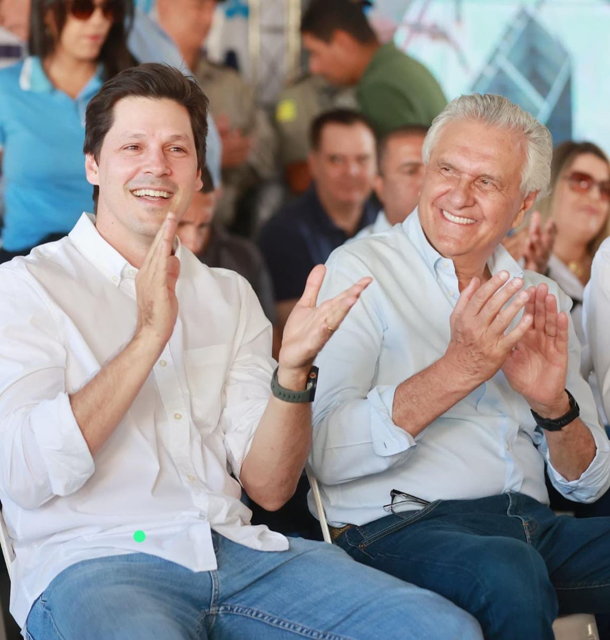 Imagem Daniel Vilela e Ronaldo Caiado sorrindo e batendo palmas
