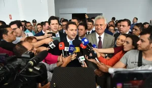 Imagem Leandro Vilela concedendo entrevista coletivo