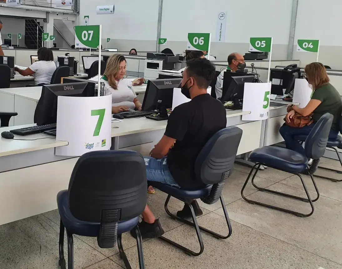 Imagem de pessoas atendendo no Vapt Vupt