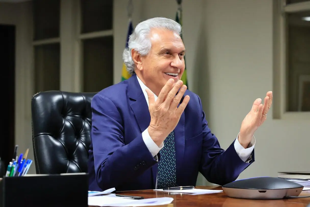 Imagem Ronaldo Caiado sentado sorrindo de braços abertos