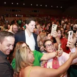 Imagem Daniel Vilela no meio dos professortes