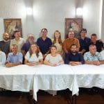 Imagem de 16 vereadores eleitos em foto na mesa