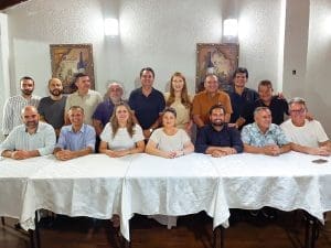 Imagem de 16 vereadores eleitos em foto na mesa