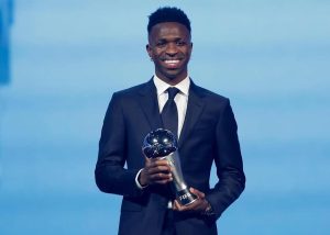 Imagem Vini Junior recendo troféu de melhor jogador do mundo