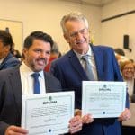 Imagem Márcio Corrêa e Walter Vosgrau com diplomas nas mãos