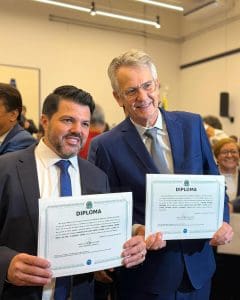 Imagem Márcio Corrêa e Walter Vosgrau com diplomas nas mãos