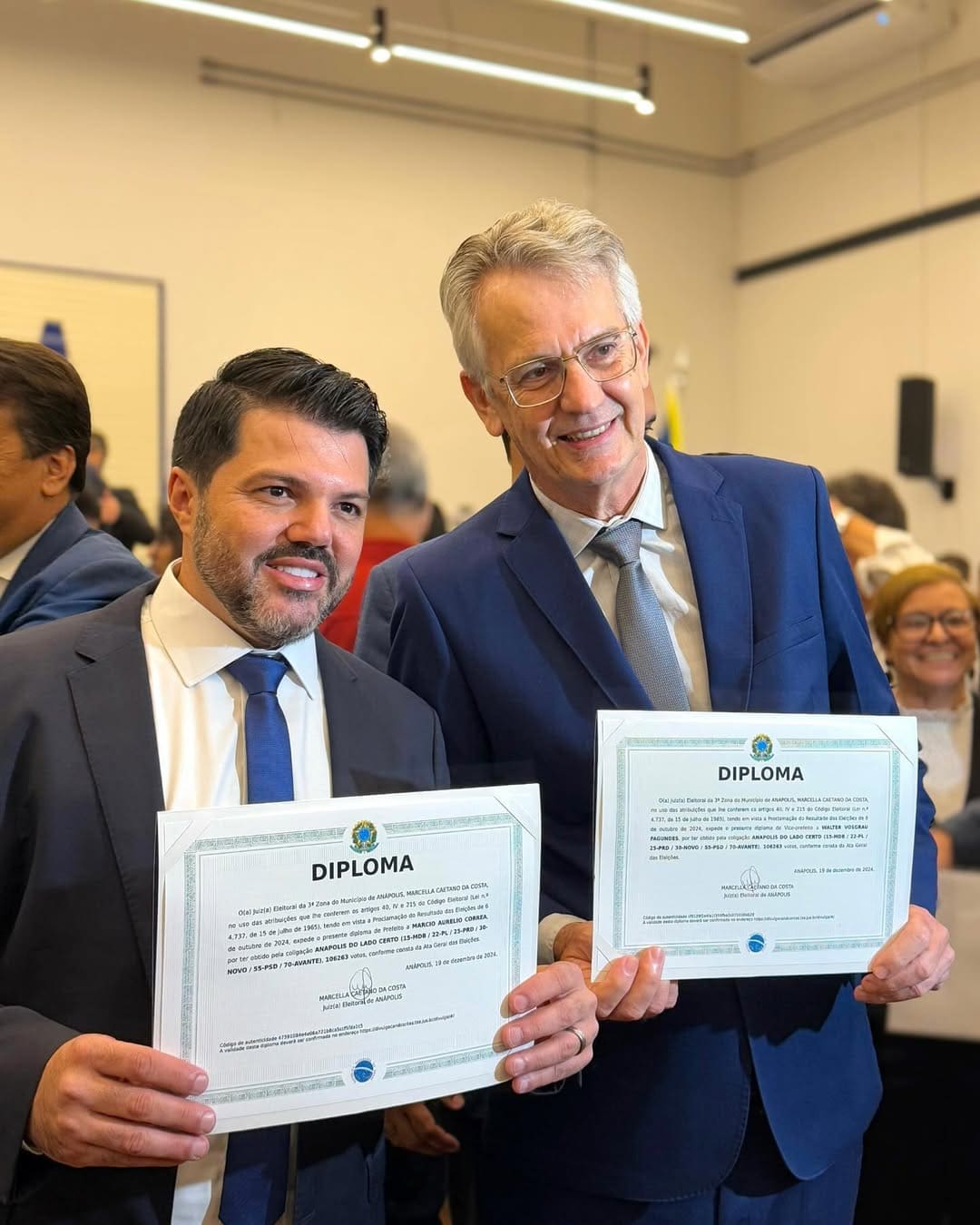 Imagem Márcio Corrêa e Walter Vosgrau com diplomas nas mãos