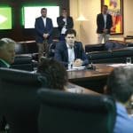 Imagem Daniel Vilela mesa de reunião