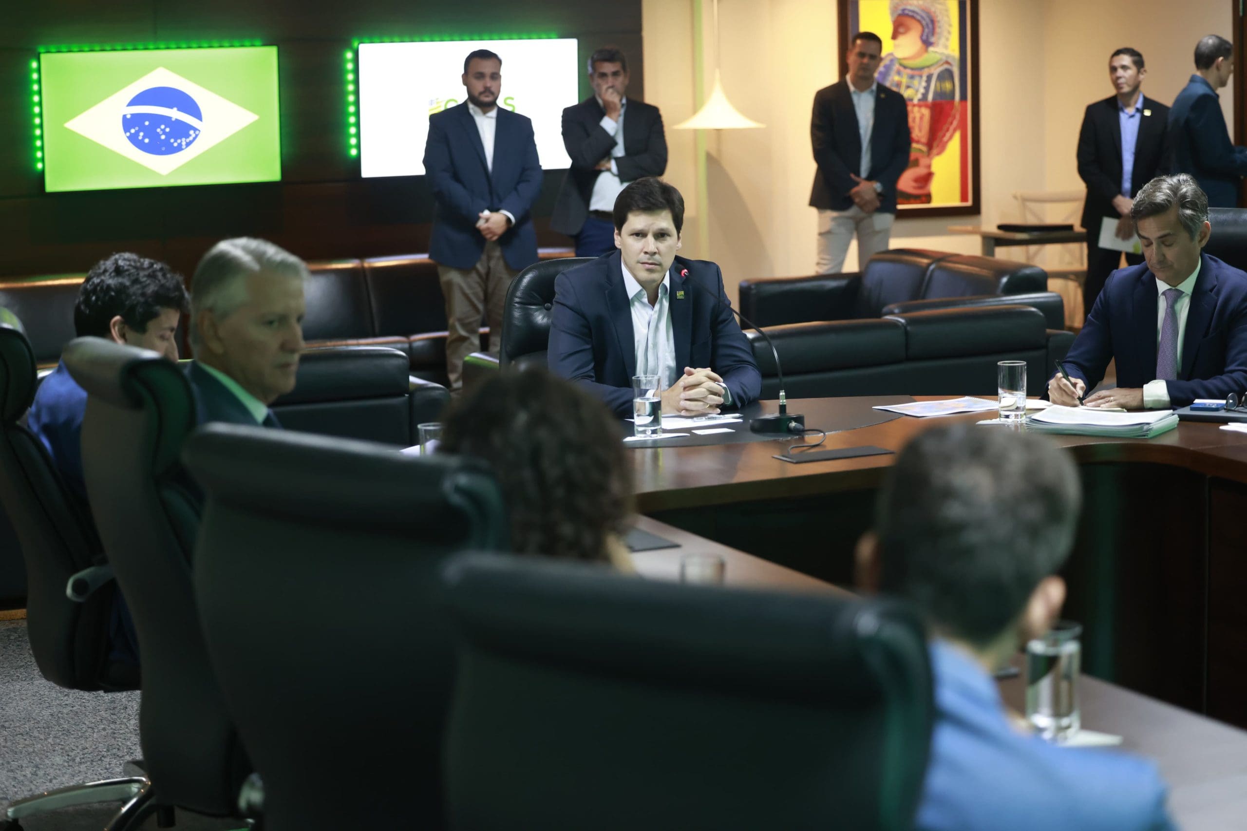 Imagem Daniel Vilela mesa de reunião