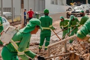 Imagem de servidores com inchada fazendo limpeza