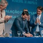 Imagem Márcio assinando termo de posse