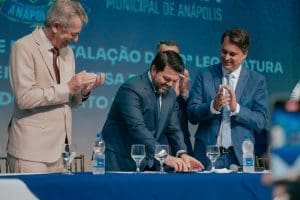 Imagem Márcio assinando termo de posse