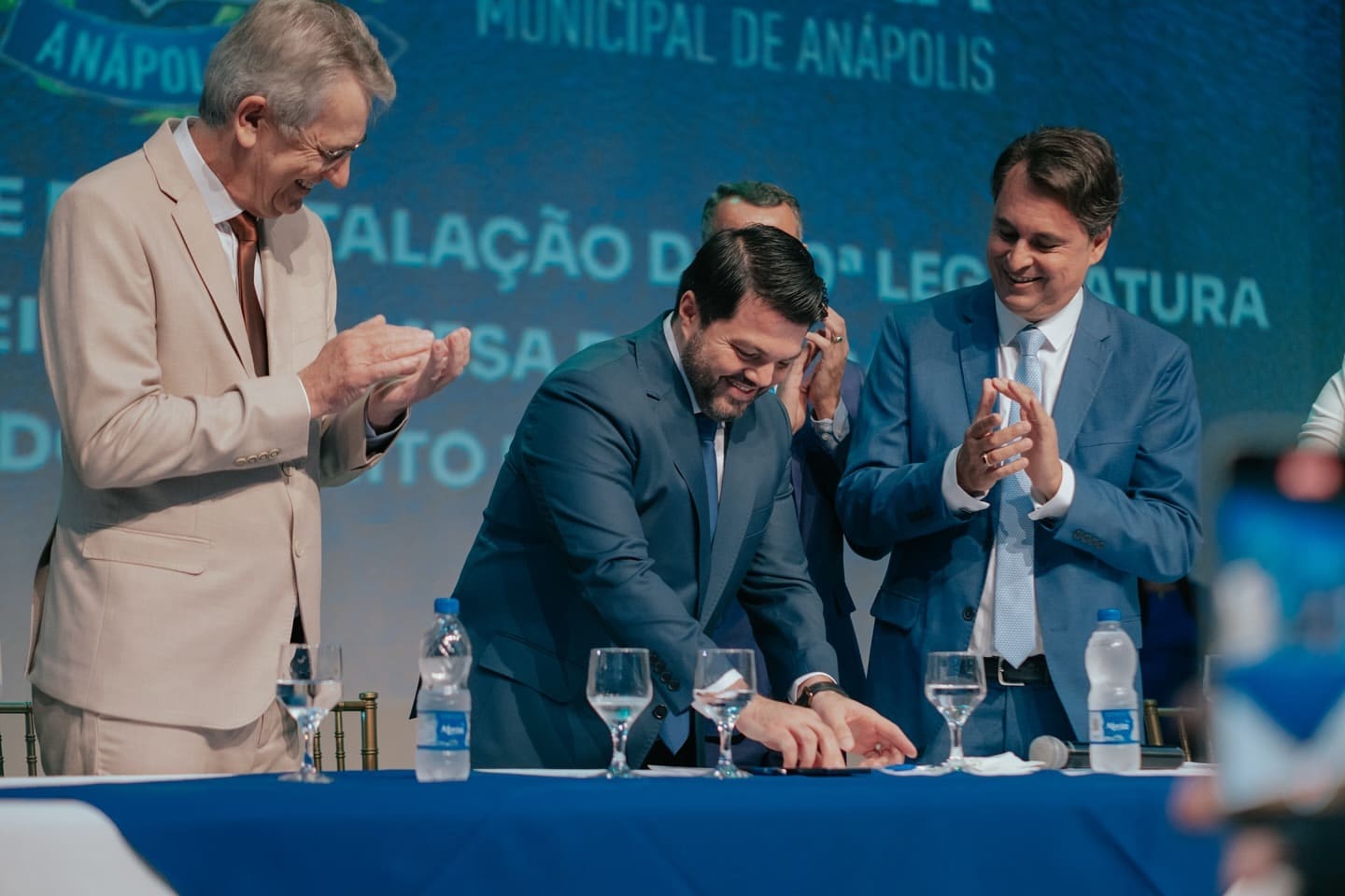 Imagem Márcio assinando termo de posse