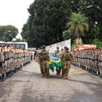 Imagem policiais militares carregando caixão do PM morto