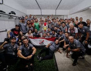 Time do Anápolis comemora no vestiário