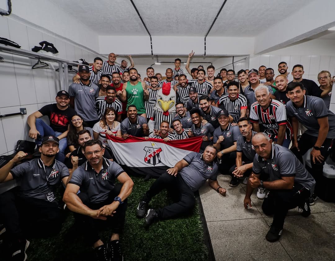 Time do Anápolis comemora no vestiário