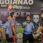 Imagem jogadores Anápolis e Vila Nova sorteio de campo