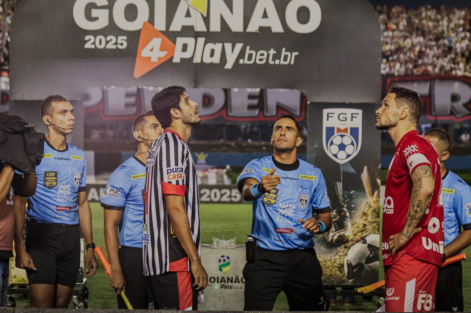 Imagem jogadores Anápolis e Vila Nova sorteio de campo