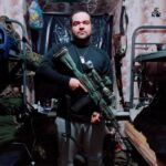 Imagem homem segurando fuzil