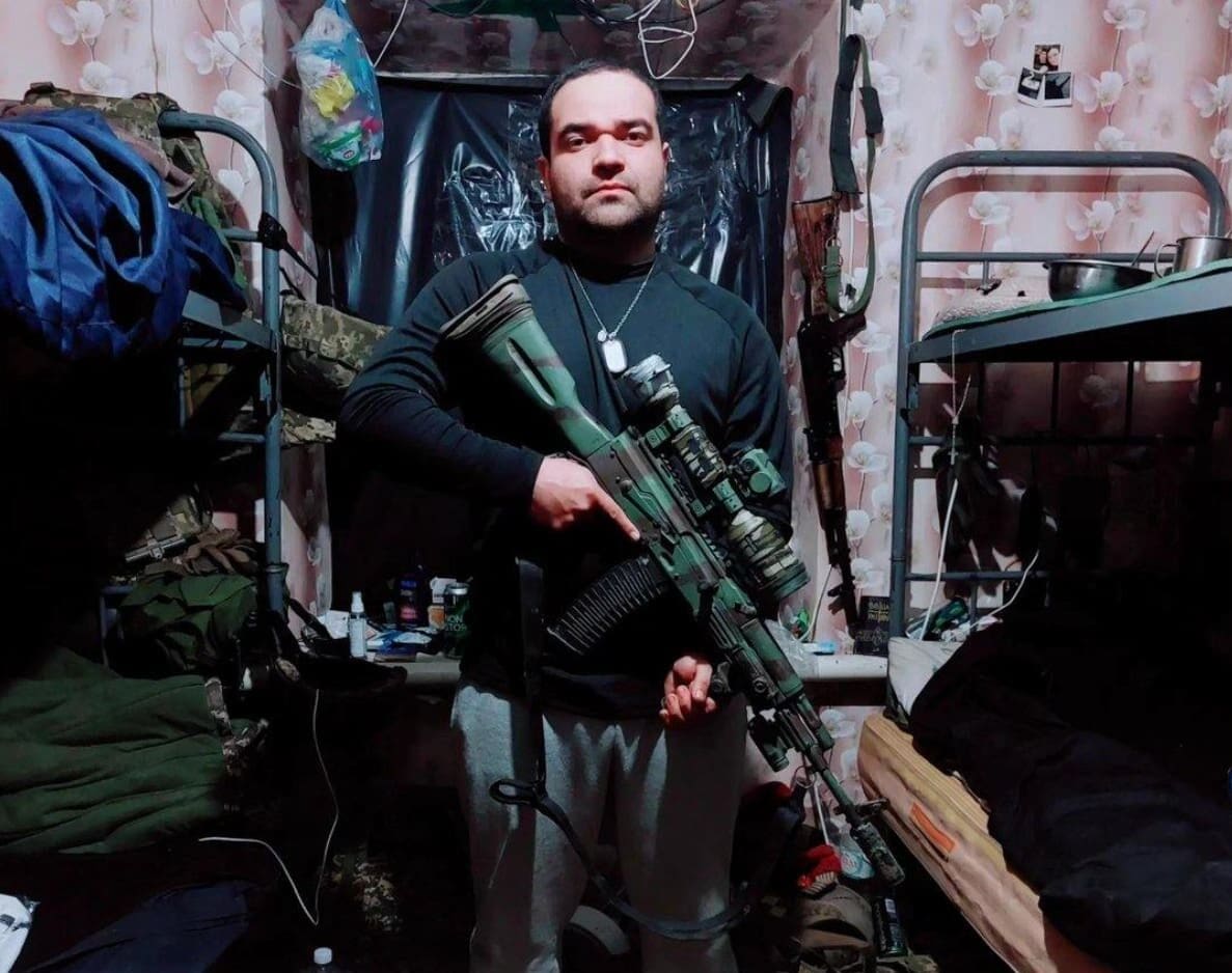 Imagem homem segurando fuzil