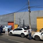 Imagem Galpão com policiais na porta