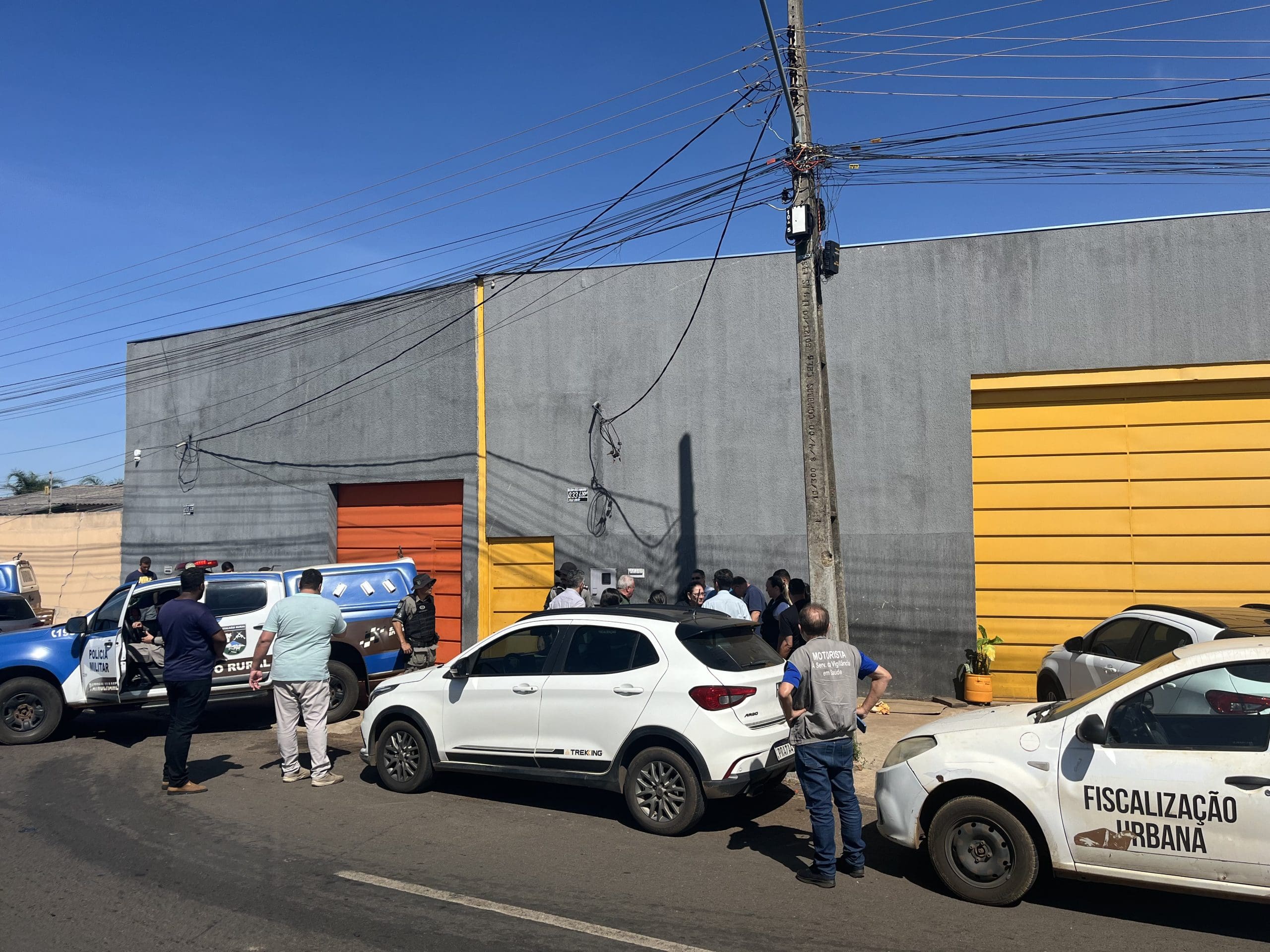 Imagem Galpão com policiais na porta