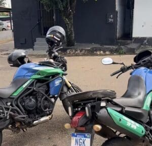 Imagem motos da policia militar em frente o local do crime